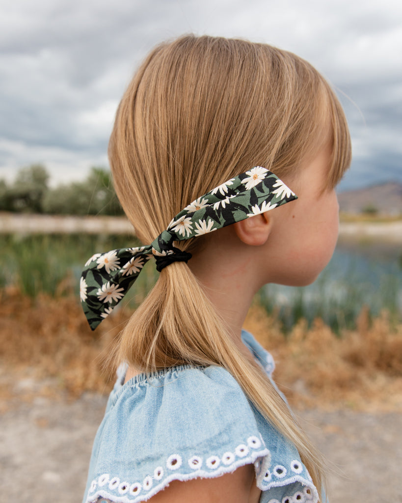 September - Daisy Modern Knot